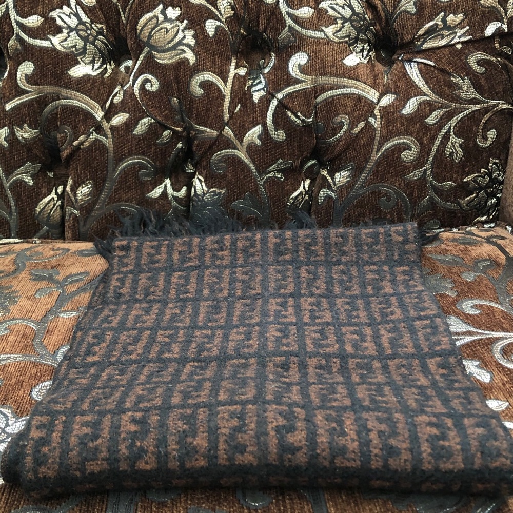 Authentic FENDI Zucca FF pattern design - Picture 2 of 5
